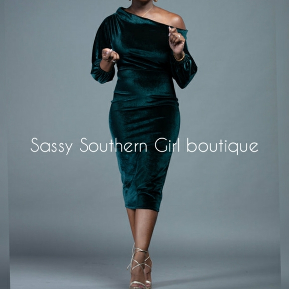⭐🆕Dark green velvet off shoulder midi dress - Picture 9 of 13